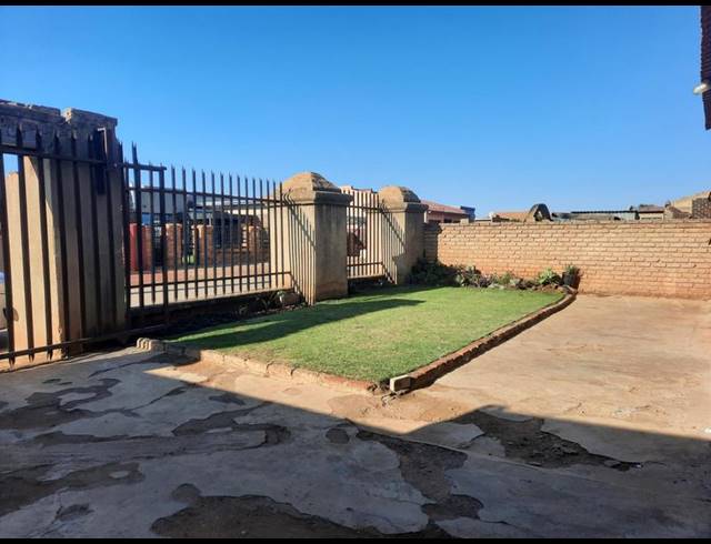 2 BEDROOM HOUSE FOR SALE IN SEBOKENG UNIT 16